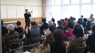 Shunzo playing at a temporary housing location for earthquake survivors.