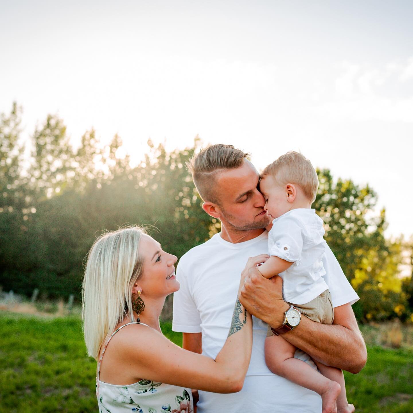 It&rsquo;s been a while since I photographed Milo, just before he turned one. What a sweetheart! 🥰
Can&rsquo;t wait to shoot like this again! 
#summerfeeling #canon #canonbelgium #family #qualitytime #familyshoot #field #summer #eveningsun #littlebo