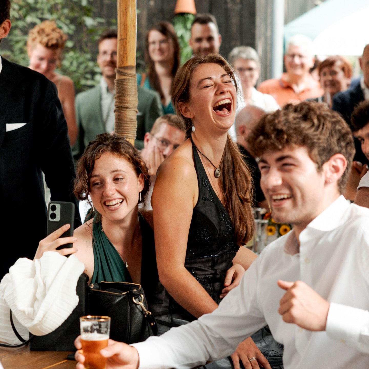 Toch heerlijk om de reacties op het moment van de speeches achteraf te kunnen bewonderen. 

Dan hoor ik vaak: &lsquo;Oh dat hadden we niet gezien&rsquo;.

Als trouwkoppel kan je je 100% focussen op diegenen die voor jullie staan en luisteren naar hun