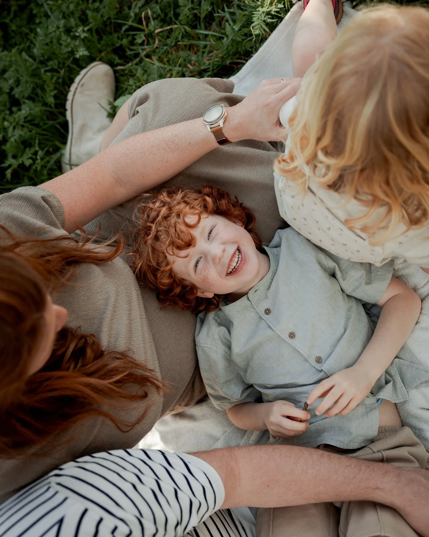 4 + 1 

Die laatste momentje&rsquo;s voor de derde telg hun gezin vervoegde. 

Toen Sarah en Gertjan trouwden, was ik erbij. Toen Livia geboren werd, mocht ik haar eerste dagen vastleggen. En toen kwam Noora. Die momenten nog met hun vier en nadien d