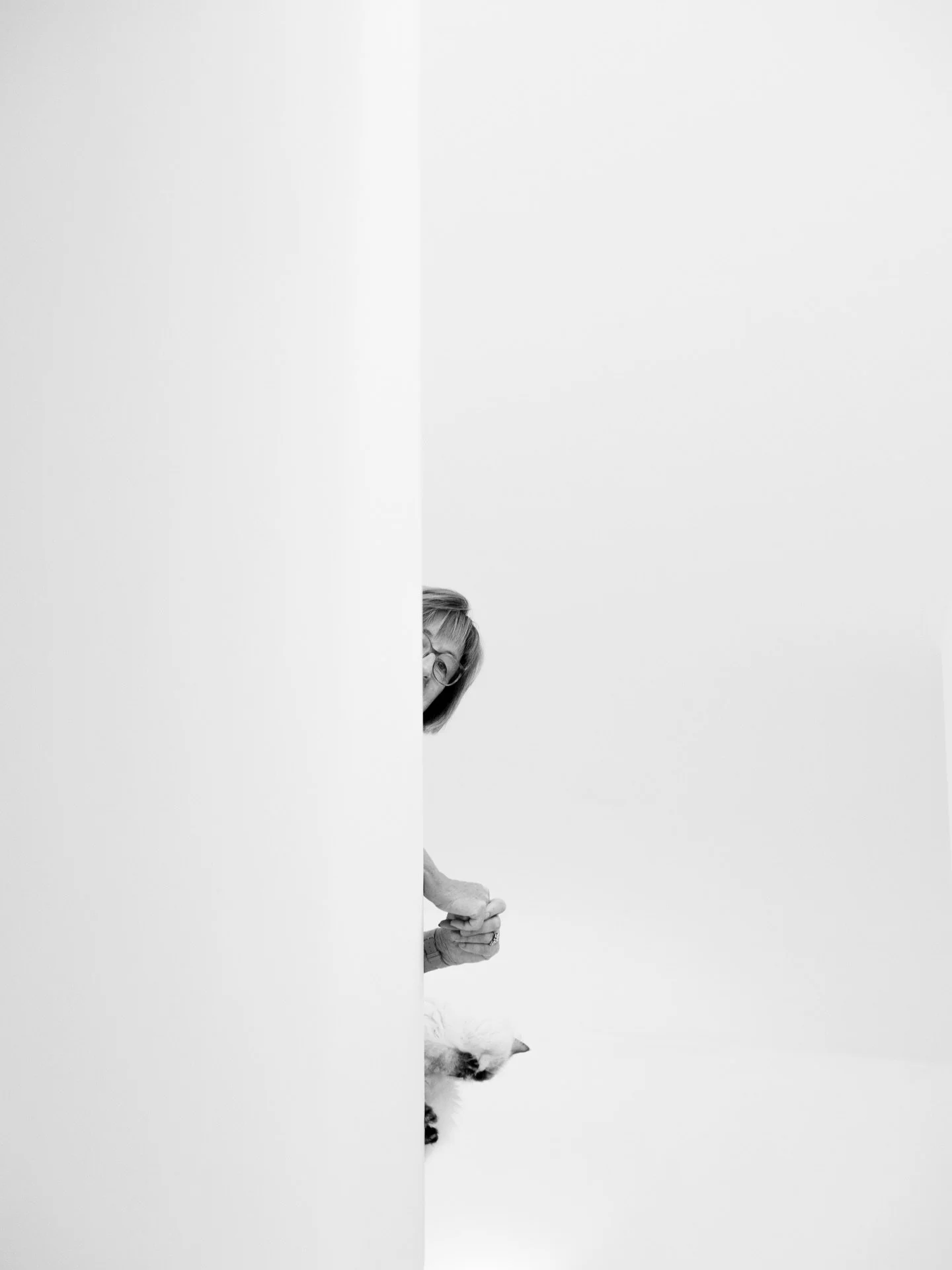 Getiteld: moeder en kat (wachtend op de bruid om zich klaar te maken). 

#cnphotography #trouwfotograaf #motherofthebride #canonbelgium #blackandwhitephotography