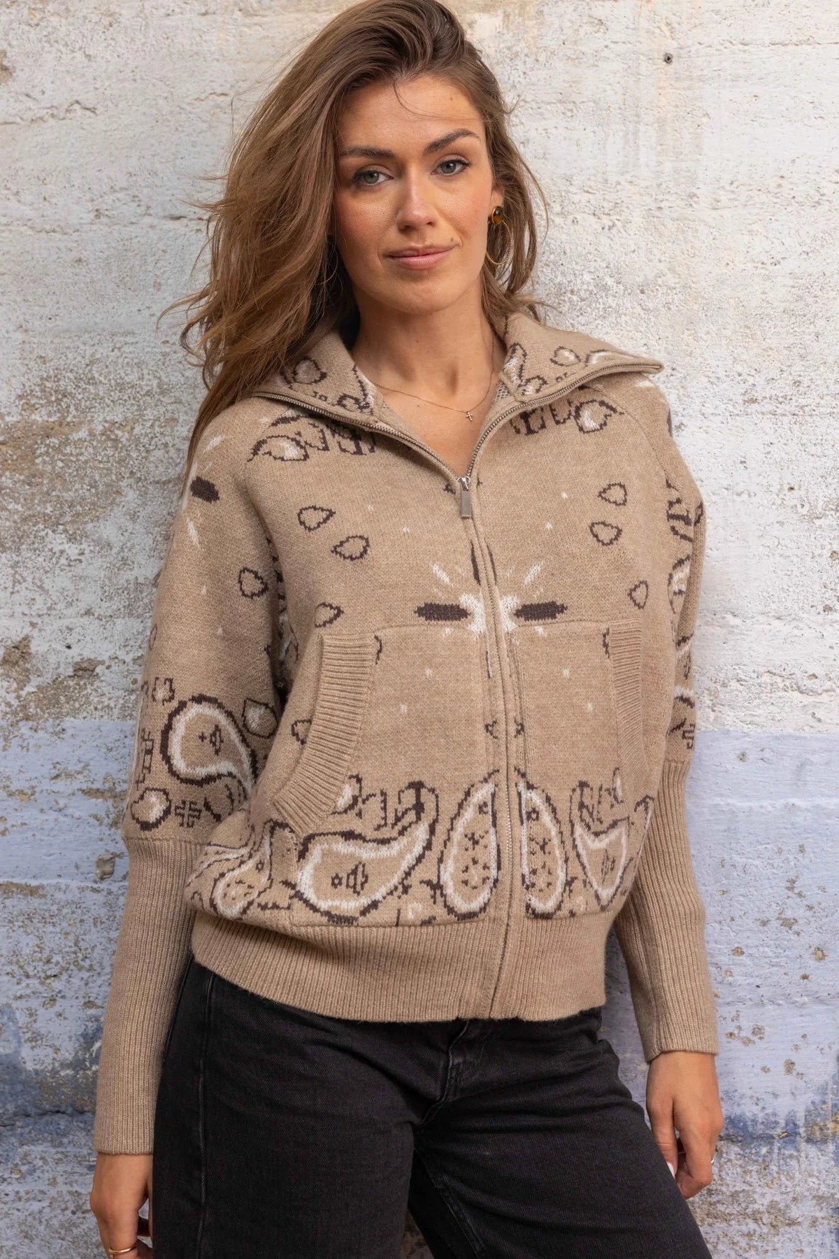 gilet-zippe-beky-a-motif-bandana-26001-taille-unique-36-au-42-beige-pulls-966_1800x1800.jpg