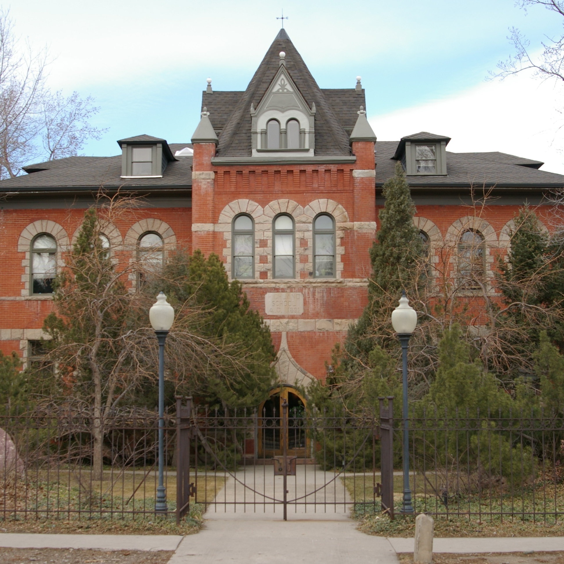 Highland_School_Boulder_Colorado_USA.jpg