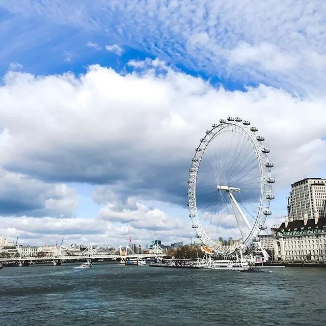 Socially-distant sightseeing 👀😷
.
.
.
.
#london #londonengland #londoneye #milleniumwheel #touristythings #exploringtheglobe #socialdistancing #travelingduringapandemic #stillnothome #nextweektho