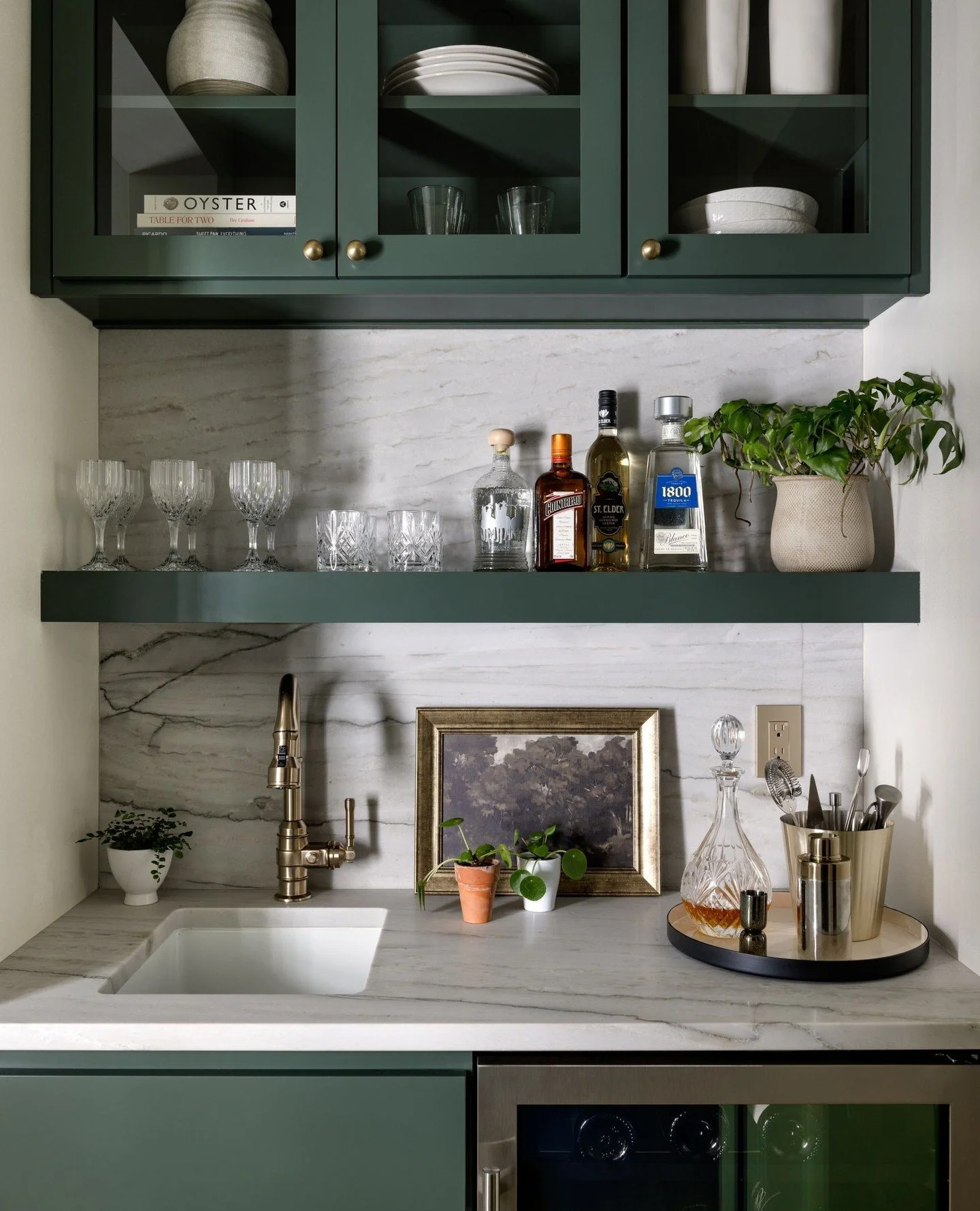 Happy Friday Eve; cheers to the upcoming weekend! The butler's pantry at our Maple Valley Project ⁠
⁠
Interior Design | @aminterior_design⁠
Photography | @mirandaestes⁠
Builder | @3phaseconstructionwa⁠
⁠
.⁠
.⁠
.⁠
⁠
#AMIDMapleValleyProject #seattleint