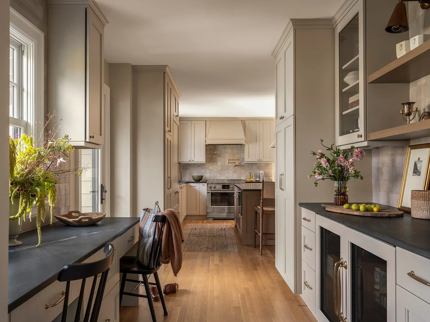 Now that the kiddos have returned to school after the holiday break, these integrated desk areas serve as an ideal spot for dropping off school bags and concentrating on homework. Conveniently located near the kitchen, all the snacks needed to energi