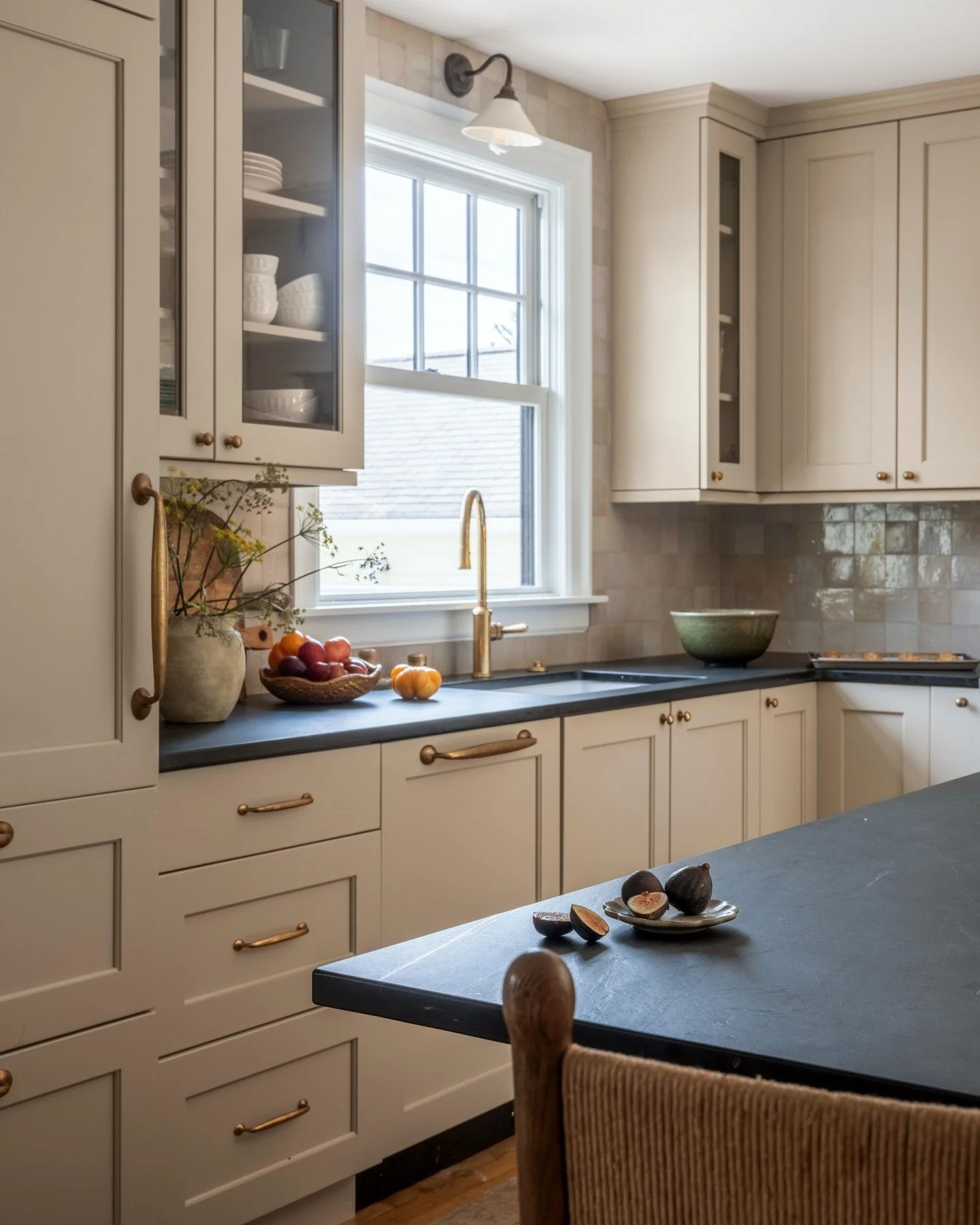 When the hardware is giving main character energy 💫
⁠
Interior Design | @aminterior_design⁠
Photography | @_karamercer⁠
Florals and Styling | @teressajohnson ⁠
⁠.⁠
.⁠
.⁠
⁠
#AMIDGreenlakeTudorProject #seattleinteriordesign #seattleinteriordesigner #i