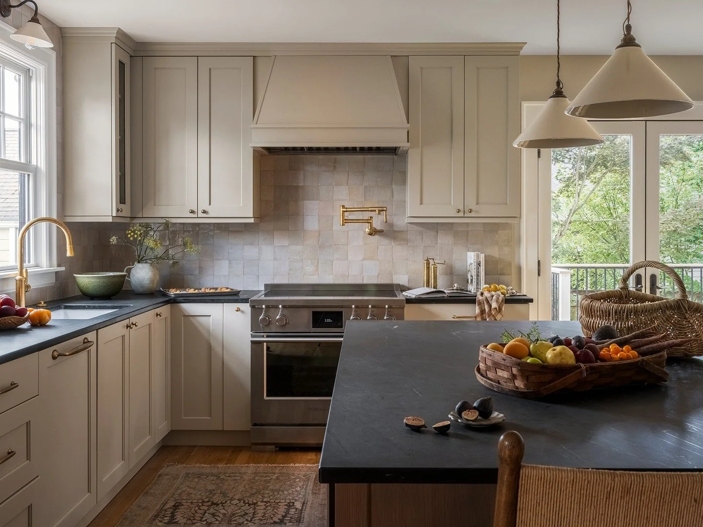 POV: you got your dream kitchen 

Interior Design | @aminterior_design⁠
Photography | @_karamercer⁠
Florals and Styling | @teressajohnson ⁠
⁠.⁠
.⁠
.⁠
⁠
#AMIDGreenlakeTudorProject #seattleinteriordesign #seattleinteriordesigner #interiordesign #interi