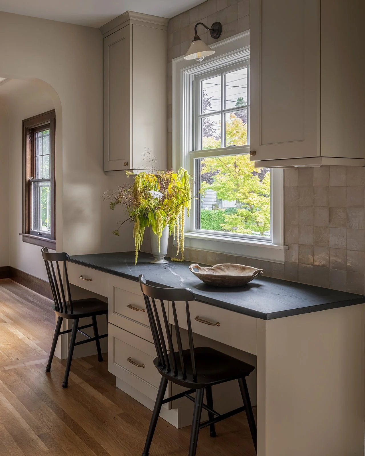 Function incorporated into beautiful spaces for everyday life. ⁠This custom desk area provides the perfect homework zone right off the kitchen in our Green Lake Tudor project. ⁠
⁠
Interior Design | @aminterior_design⁠
Photography | @_karamercer⁠
Flor