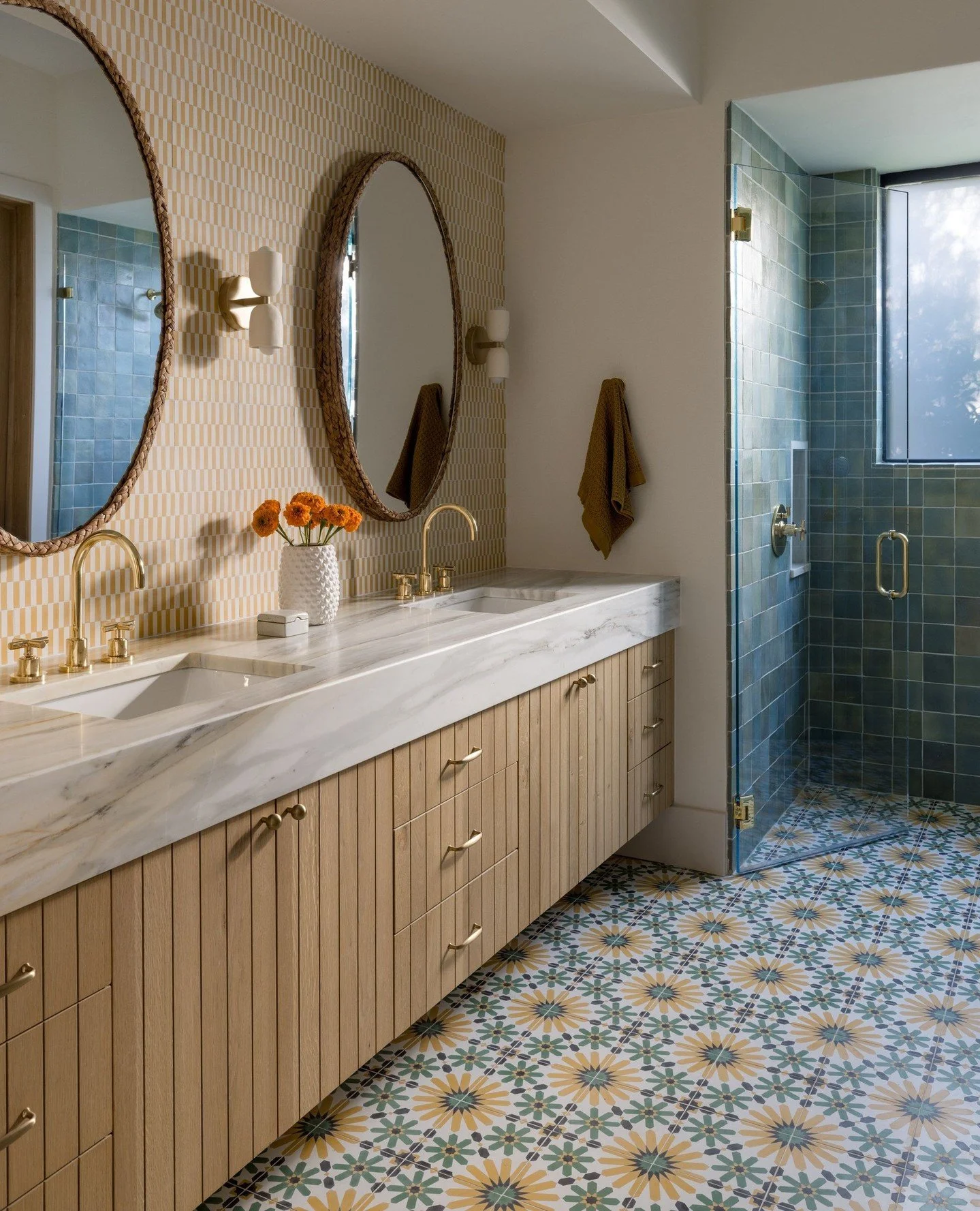 Spring is in the air! Soft yellows, fresh greens, and cheerful accents brighten this bathroom at our Casa Bajada project.⁠
⁠
Interior Design | @aminterior_design⁠
Photography | @mirandaestes⁠
⁠.⁠
.⁠
.⁠
⁠
#AMIDCasaBajadaProject #desertdesign #palmspri
