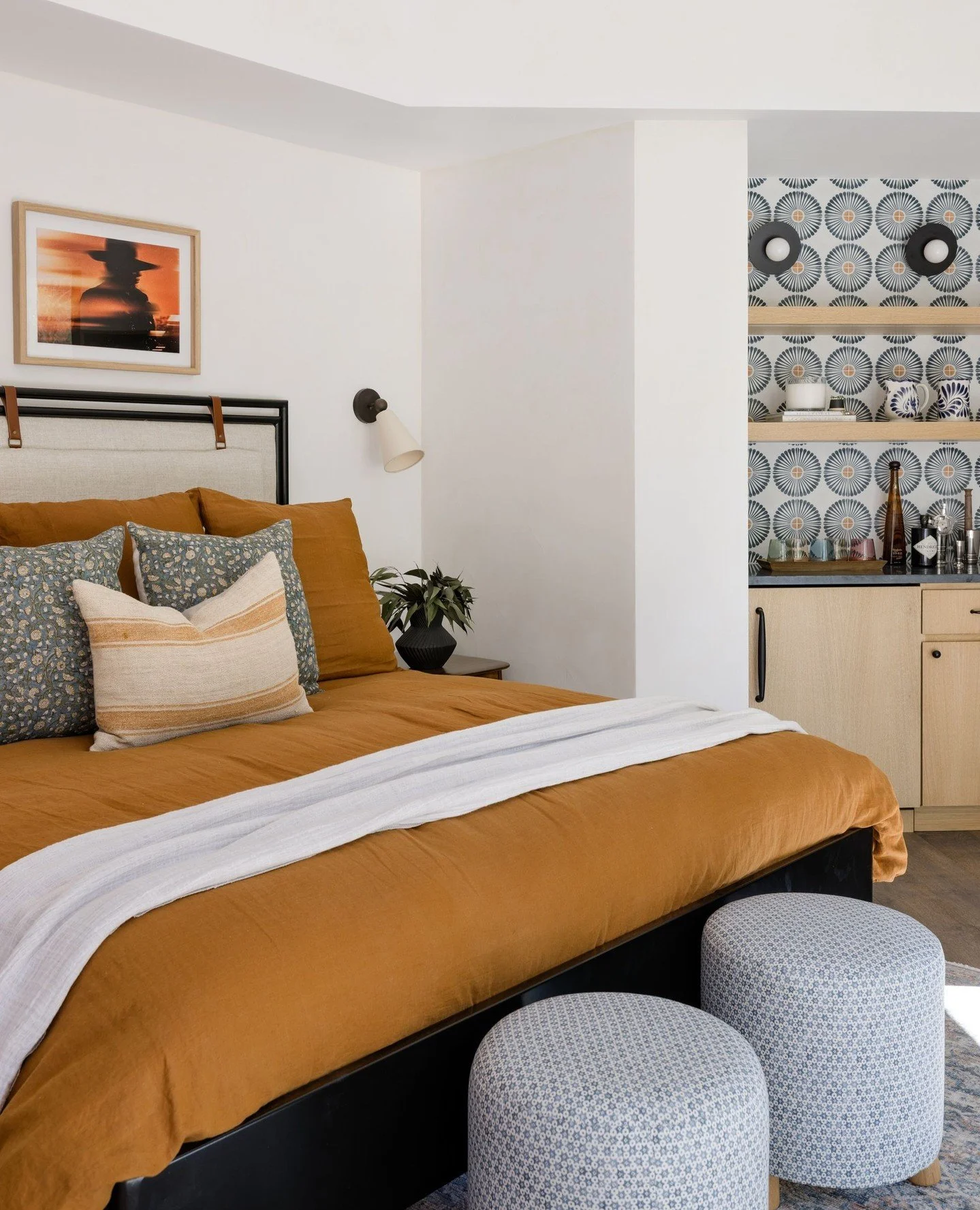 The Casita in our Casa Bajada Project is a standalone guest house on the property.  While it is its own space, the concept is fluid with design of the main building. ⁠
⁠
Interior Design | @aminterior_design⁠
Photography | @mirandaestes⁠
⁠
.⁠
.⁠
.⁠
⁠
