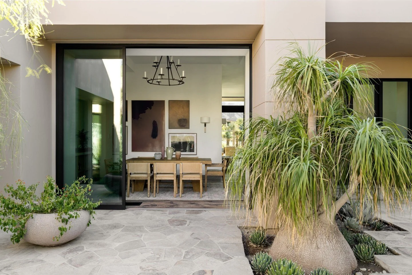 Achieving a harmonious connection with the desert was essential for our Casa Bajada project. Each room features a window wall system, facilitating a fluid integration of indoor and outdoor living areas.⁠
⁠
Interior Design | @aminterior_design ⁠
Photo