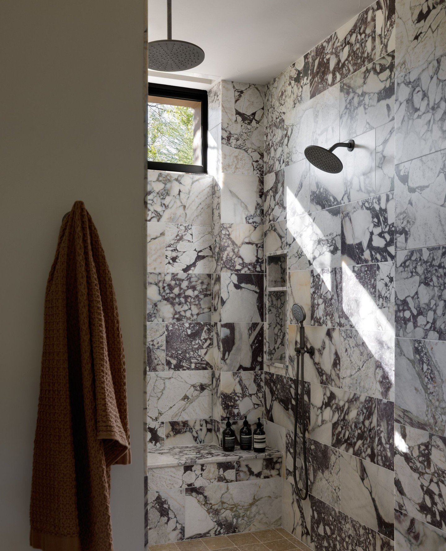 Monday morning mood changer. The primary bathroom at our Casa Bajada project.⁠
⁠
⁠
Interior Design | @aminterior_design⁠
Photography | @mirandaestes⁠
⁠
⁠
.⁠
.⁠
.⁠
⁠
#AMIDCasaBajadaProject #desertdesign #palmspringsinteriordesign #californiainteriorde