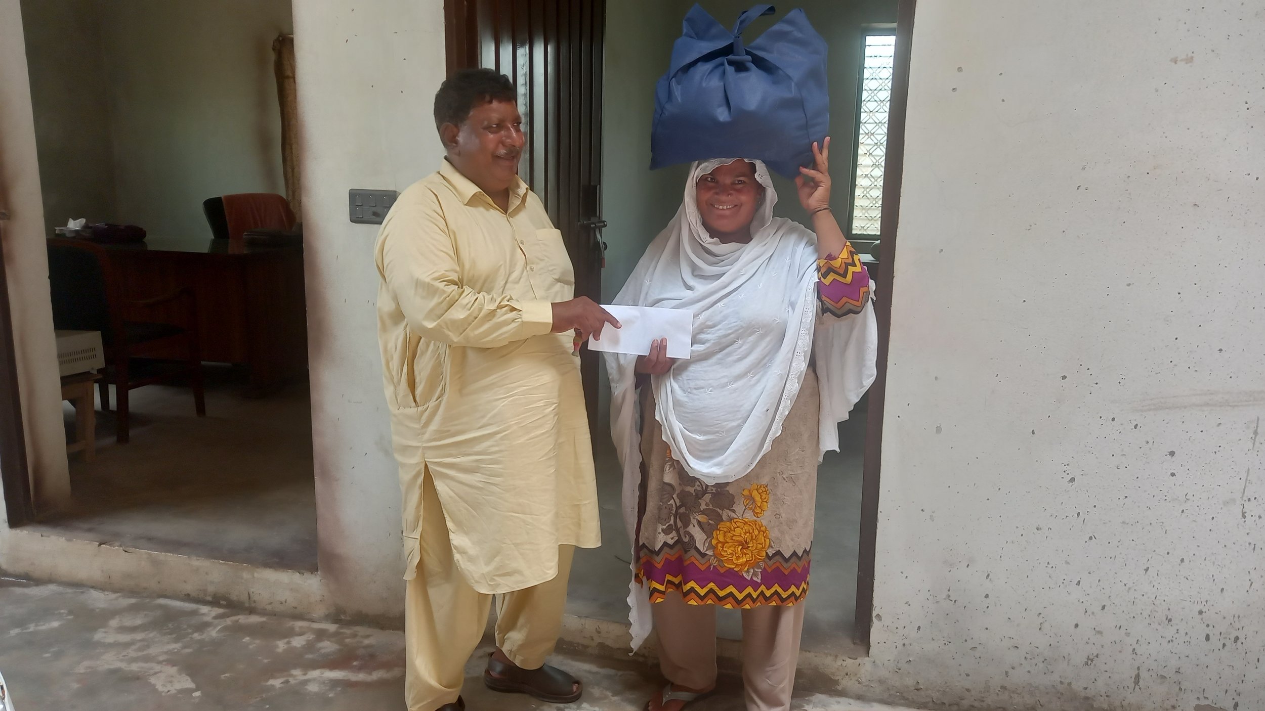 2 Safia Bibi receives food bag & Cash..jpg