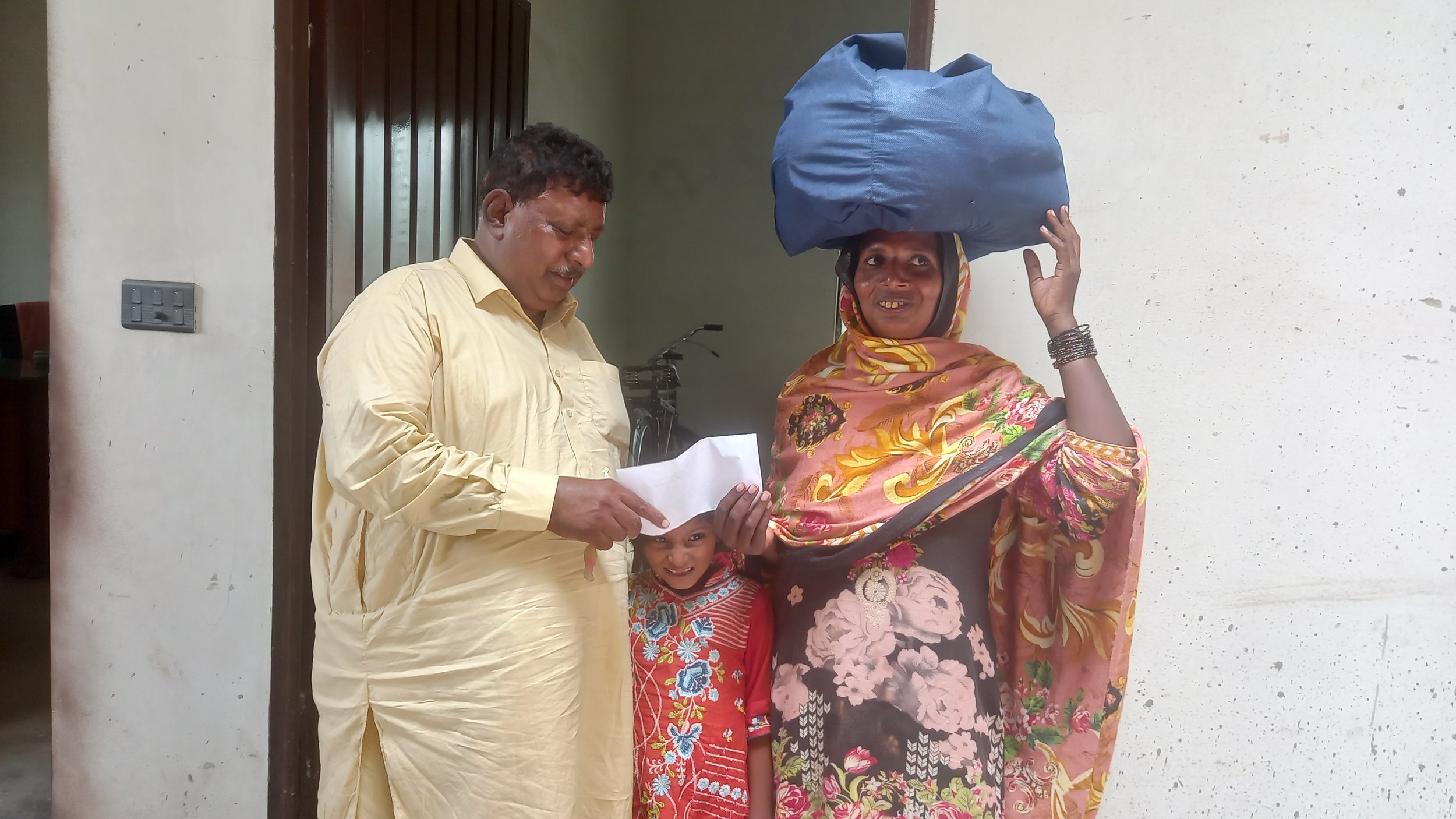 3. Widow Irshad received Food bag  & Cash  from Pastor Saleem Raza.jpg