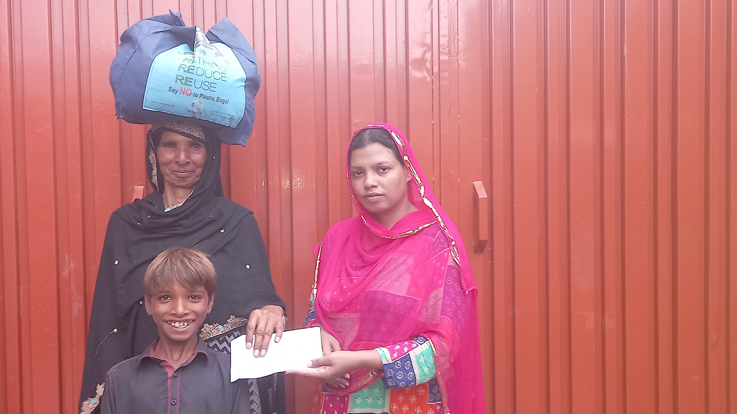 Esther Raza is giving food bag & cash to Widow Nargis..jpg