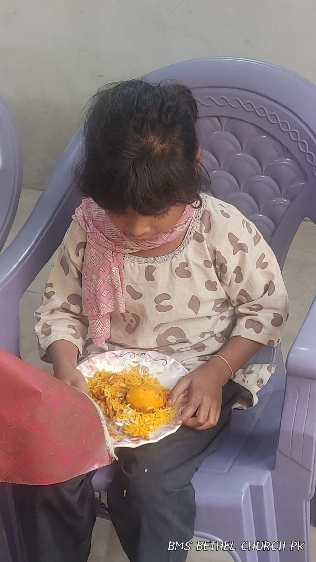 An orphan girl, Naina, is taking Lunch in the meeting for widows at Jaranwala