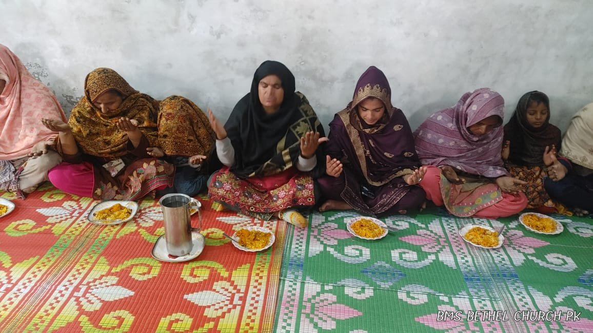 Pray for Lunch in the meeting for Widows at Jaranwala.