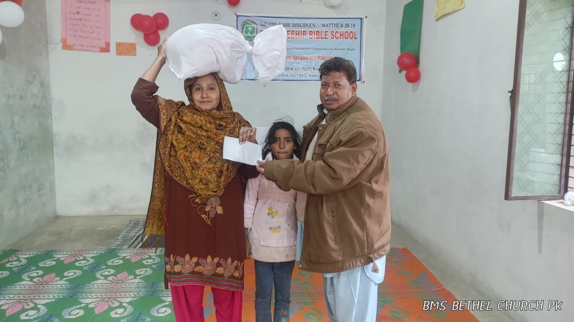 Widow Zarina received support &amp; food bag with a smile on her face.