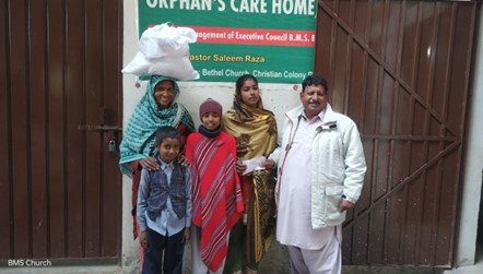 Kausar Bano is receiving support &amp; food bag
