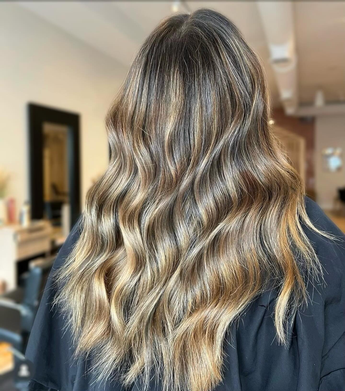 B L E N D E D ➡️ by Hailey 
&bull;
@hairbyhaileyu 
&bull;
&bull;
&bull;
&bull;
#downtownwheaton #wheatonsalon #wheatonhairstylist #mandcosalon #lombardsalon #wheatonmoms #wheatonliving #glenellynliving #glenellynmoms #glenellynmomsvillage #glenellynh