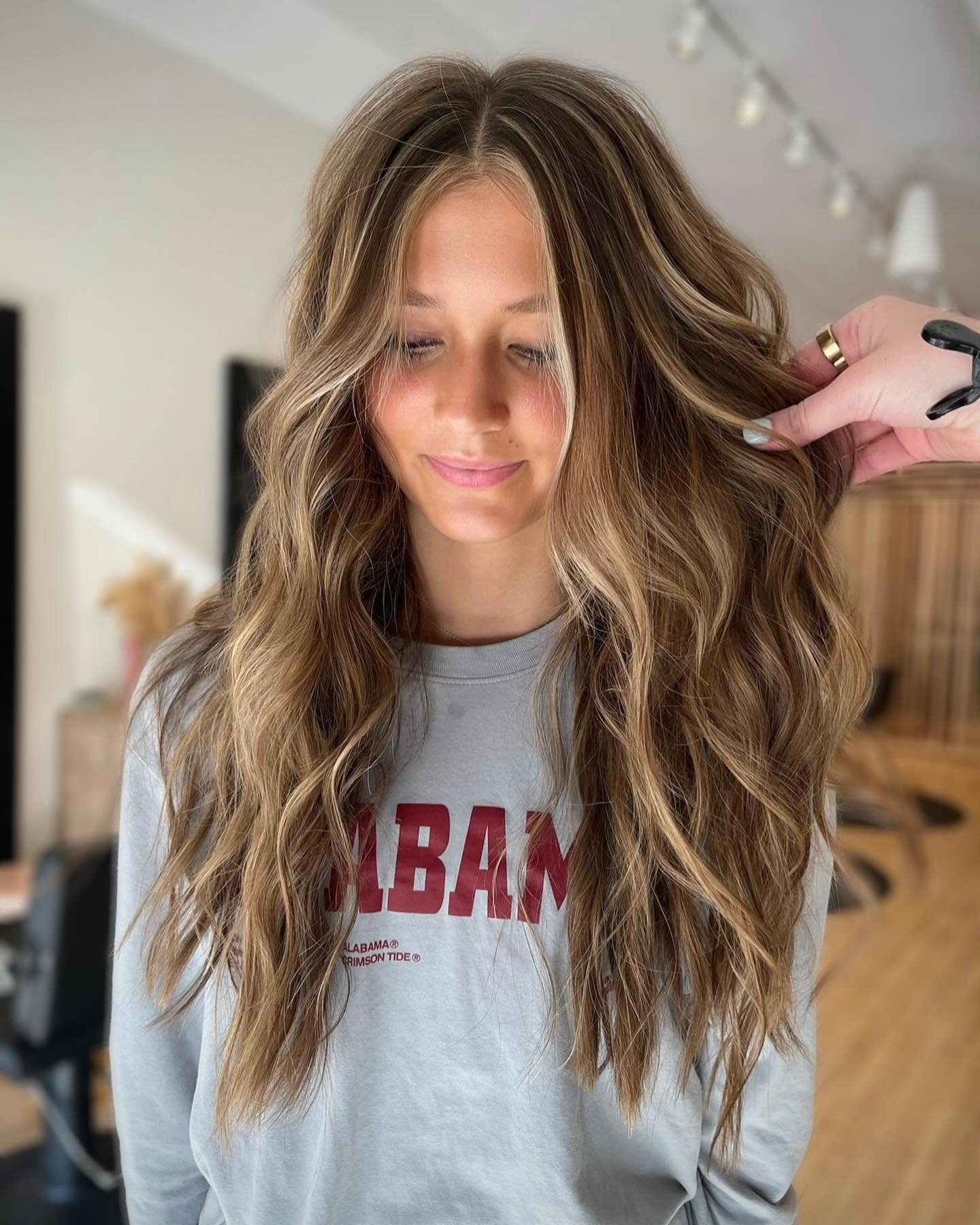 Lucy is killin' it at her bronde game 😜
&bull;
@leftyylucyy 
&bull;
&bull;
&bull;
&bull;
#downtownwheaton #wheatonsalon #wheatonmoms #wheatoncollege #wheatonnorth #glenbardwest #napervillemoms #wheatonliving #glenellynliving #glenellynmomsvillage #g