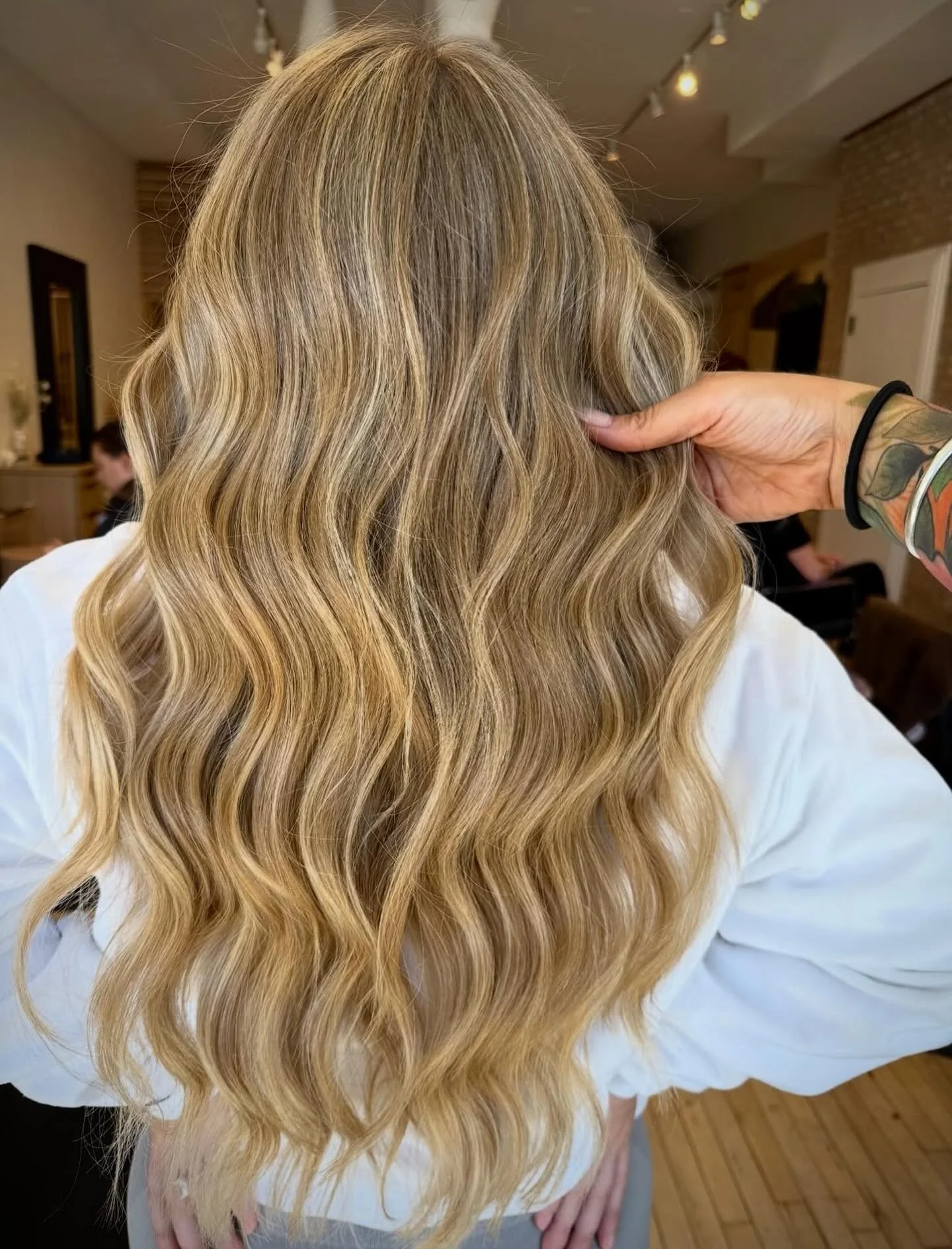 Gorgeous blonde hair that already misses summer ☀️ @hairby_elenac 
&bull;
&bull;
&bull;
&bull;
#downtownwheaton #wheatonhairsalon #wheatonhairstylist #glenellynsalon# #glenellynhairstylist #mandcosalon #davinessalon #lombardsalon #glenellynillinois #