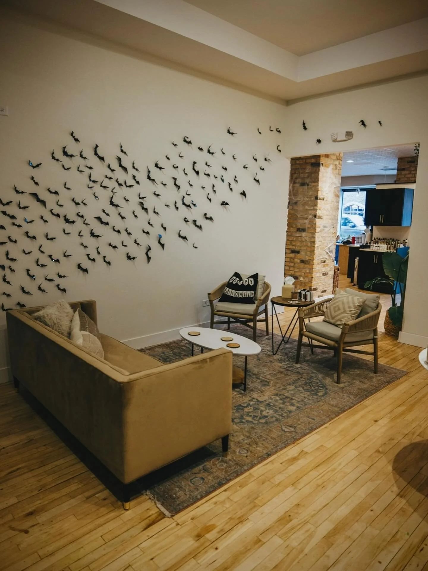 Spoooky season 👻 
&bull;
&bull;
&bull;
&bull;
#downtownwheaton #wheatonsalon #wheatonhairstylist #wheatonillinois #wheatoncollege #wheatonmoms #glenellynmoms #glenellynhairstylist #glenellynliving #chicagosalon #davinessalon #davinesnorthamerica