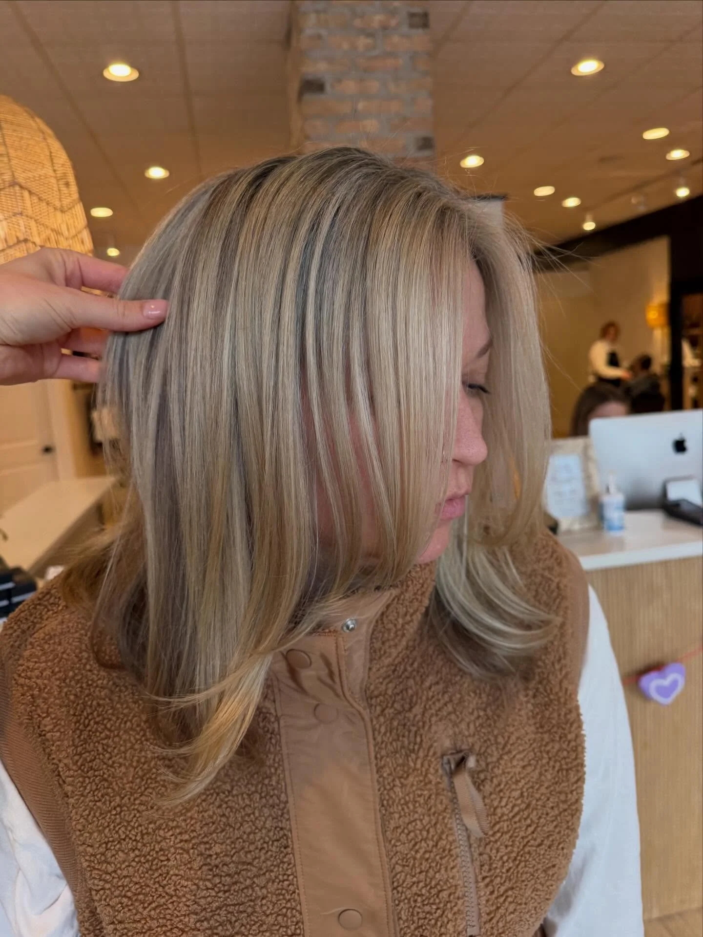 💖 Obsessed with this blondie @hairbycocobernardi 
&bull;
&bull;
#downtownwheaton #wheatonhairsalon #glenellynmoms #wheatonmoms #wheatoncollege