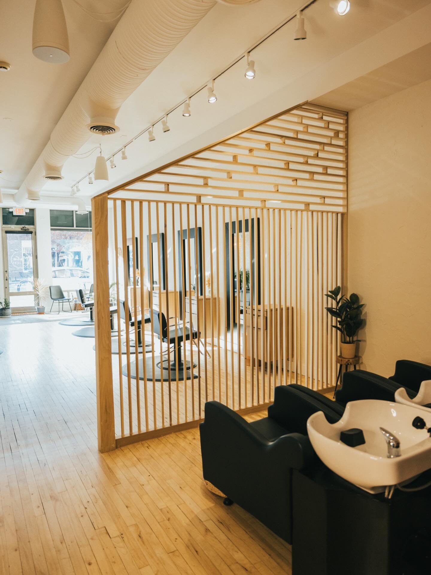 I spy sunny days ☀️ 
&bull;
&bull;
&bull;
#downtownwheaton #wheatonhairsalon #mandcosalon #glenellynliving #wheatonillinois