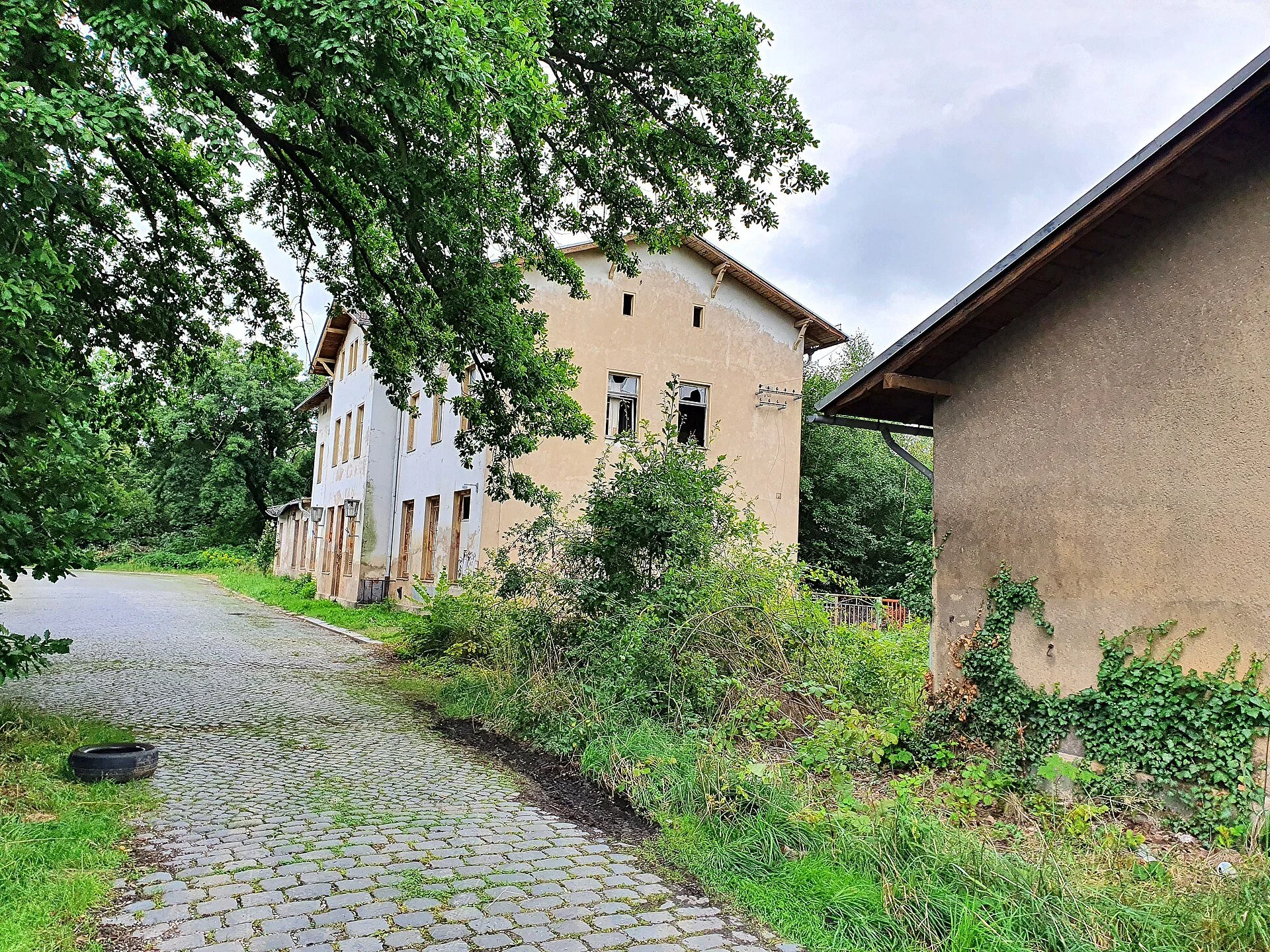 Former Colditz railway station building in a derelict condition