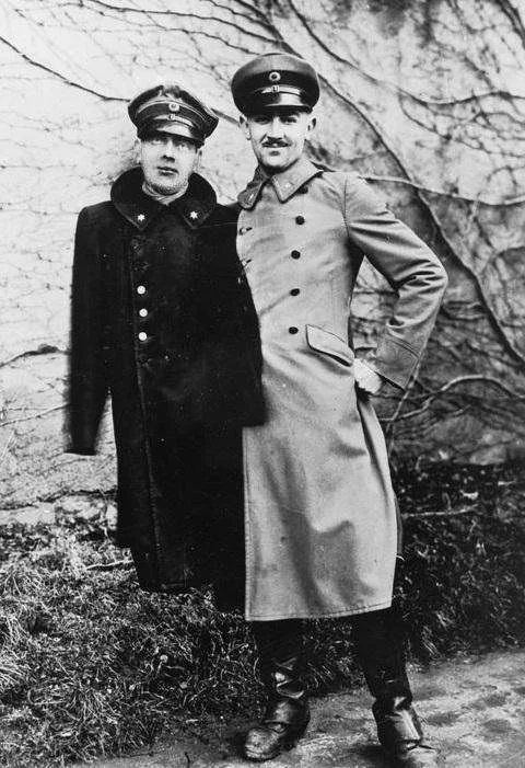Lieutenant Leo de Hartog holding the Moritz dummy head at Colditz in 1941