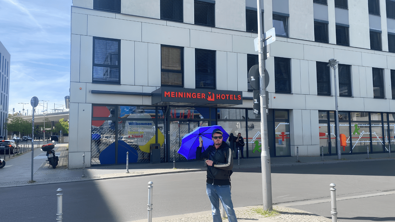 Your guide with the blue umbrella at the tour meeting point — MEININGER Hotel, Berlin Hauptbahnhof