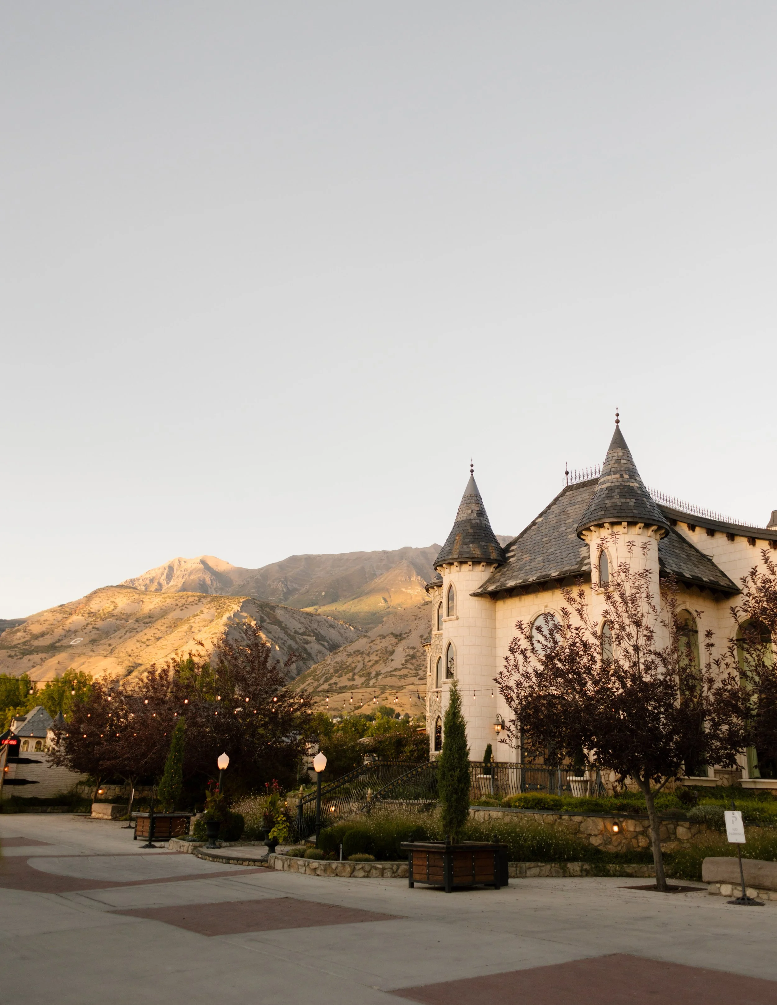 Outdoor wide view of the utah wedding venue, Wadley Farms.