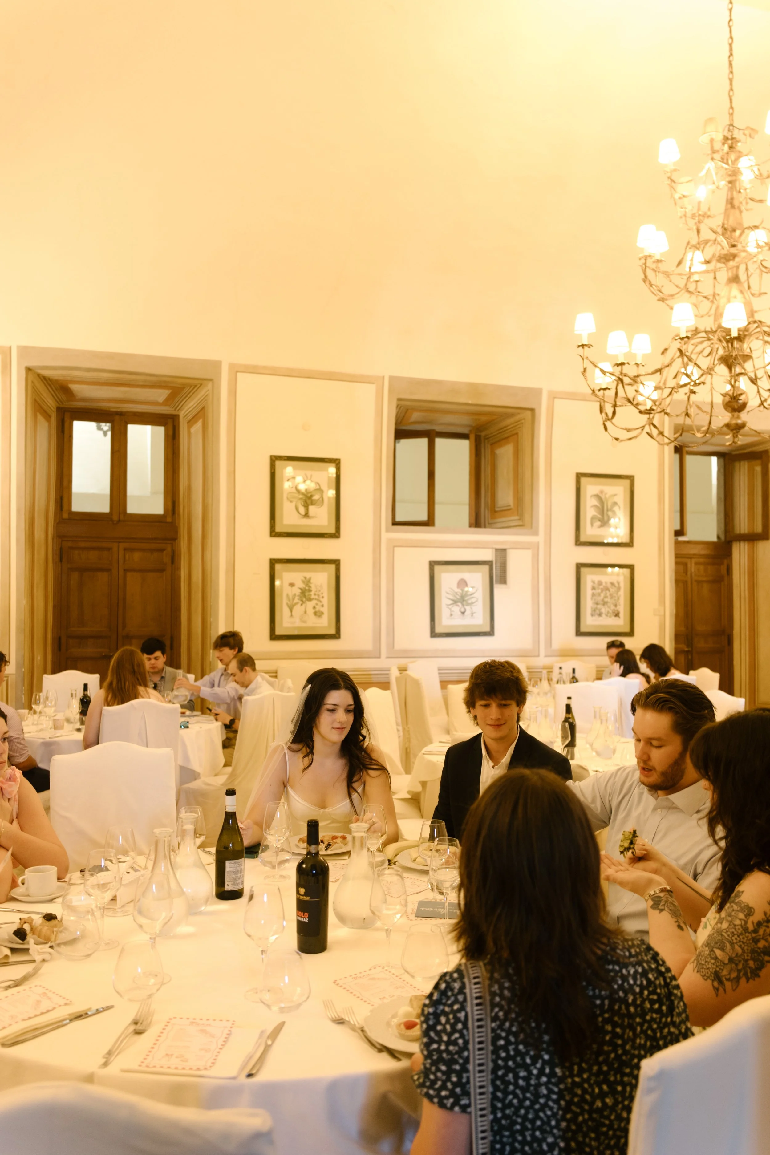 Guests gathered around a long dinner table during a destination wedding in Italy farewell brunch reception