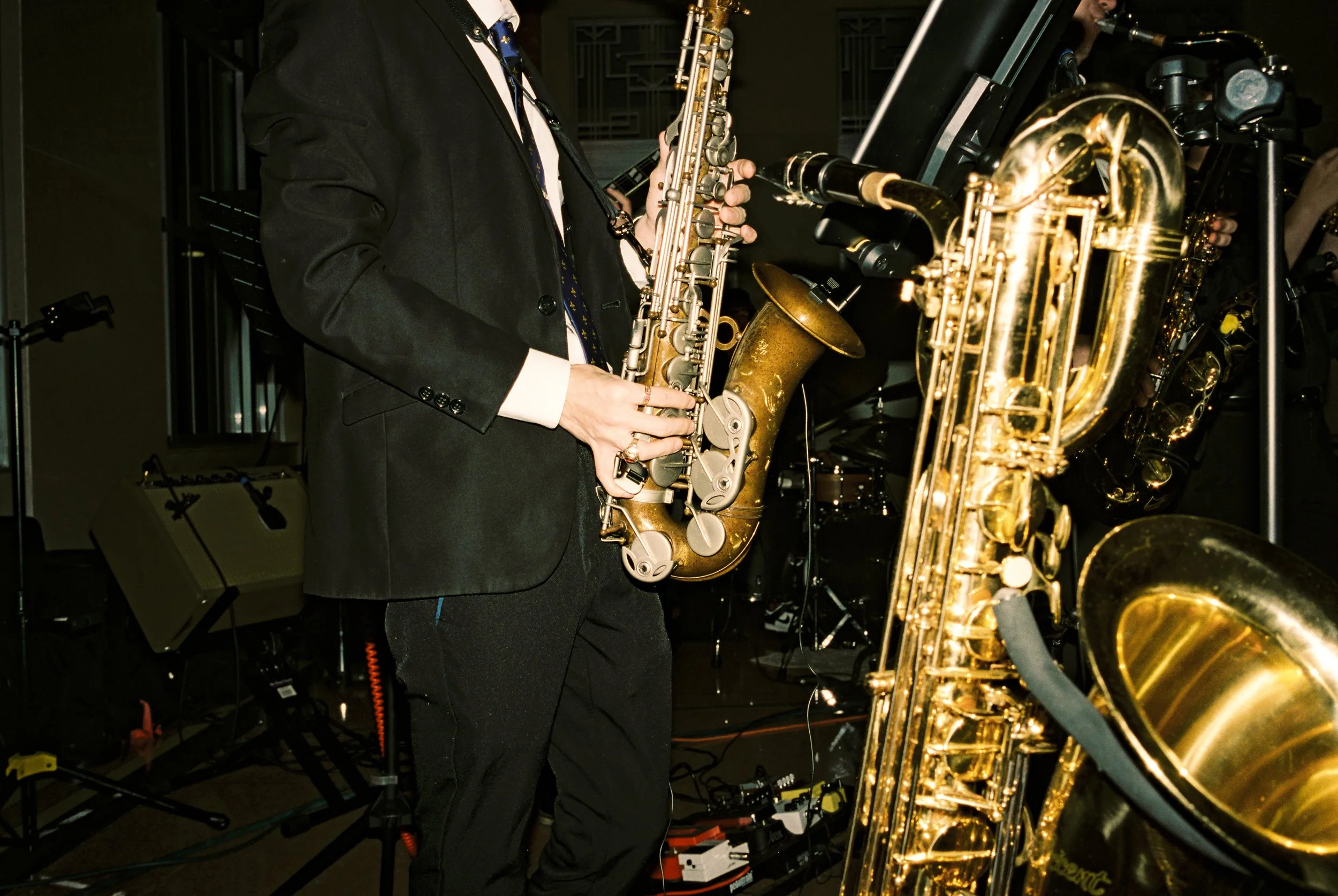 Live saxophone players perform during the wedding reception, adding energy and atmosphere to the celebration.