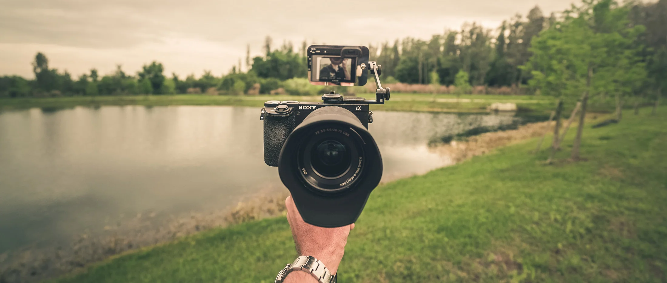 Flip-Screen-Mirror-Sony-A6500.jpg