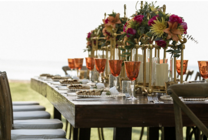 Formal dinner table setting with flowers - Packages: Elite