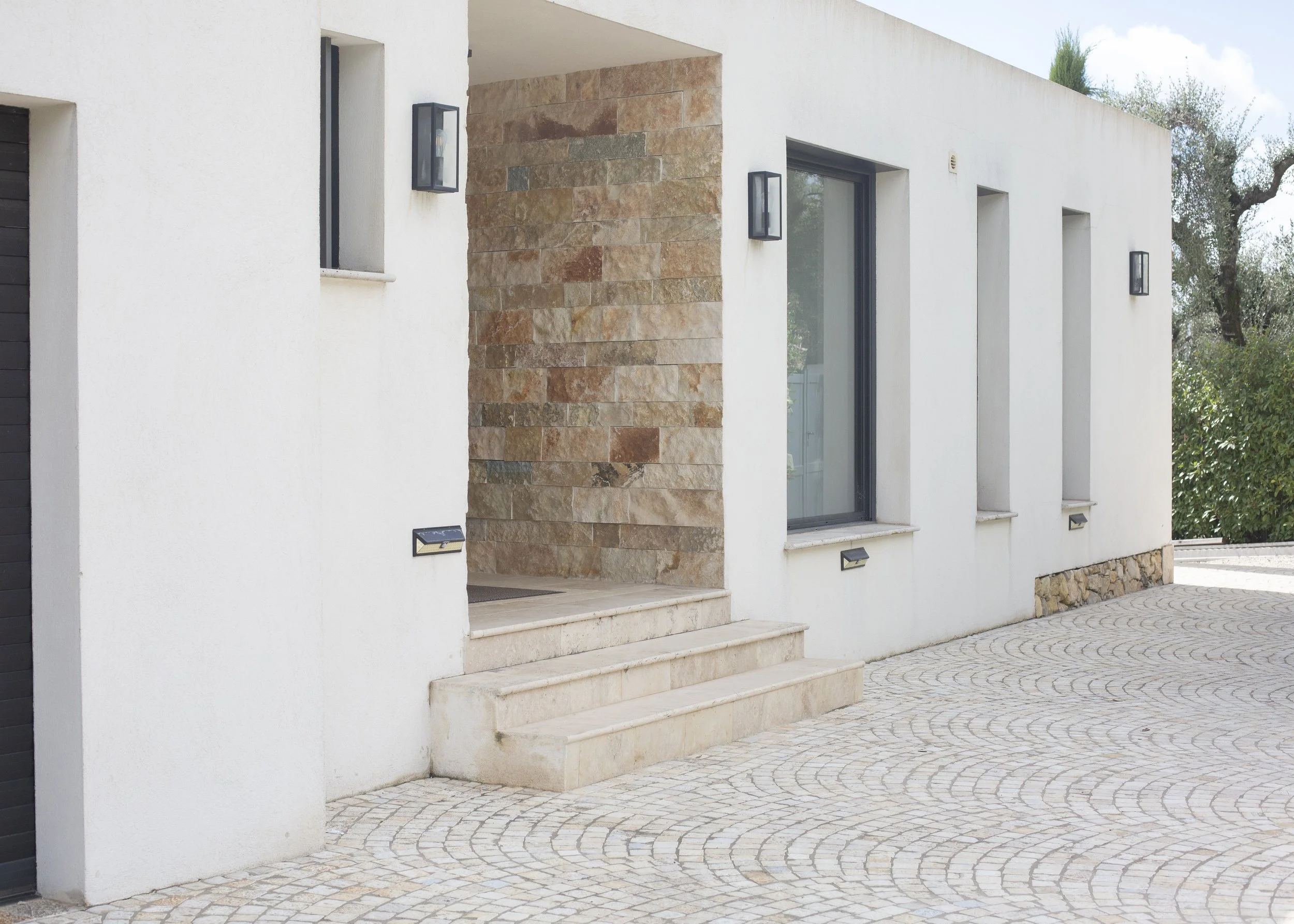 OUTSIDE PROPERTY FRONT.jpg