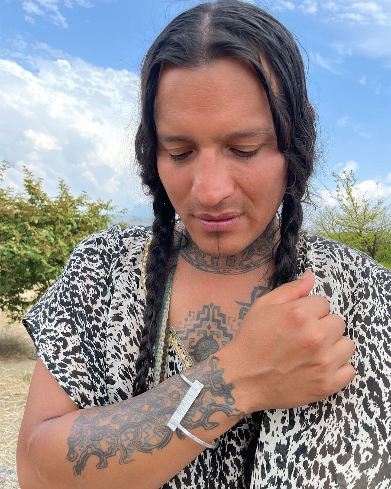 Darf ich euch Leo vorstellen? 
Mein erstes Modell aus der Kollektion „Hombres Raíz“. 🌿 
Wie ich bereits erzählt habe, sind die Models von Kreaia keine Profis. Für diese Kollektion habe ich den Schritt gewagt und meine M