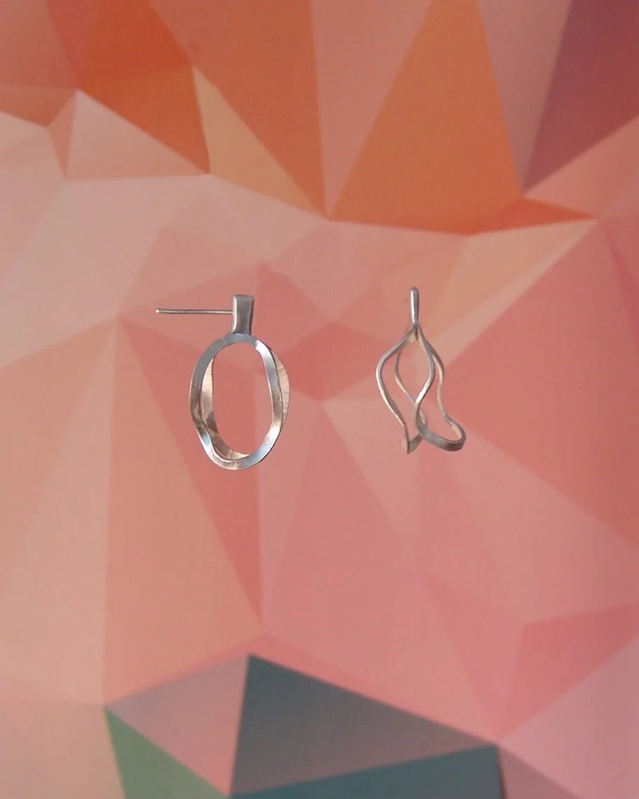 Manche Ideen brauchen Zeit, um zu reifen. 🕰️ 
Nach Jahren, in denen die Kollektion “am Hoirizont” geschlossen war, ist etwas Neues entstanden: die Squircle-Ohrringe. 
Inspiriert von den fließenden Formen in Dalís Uhren, sc