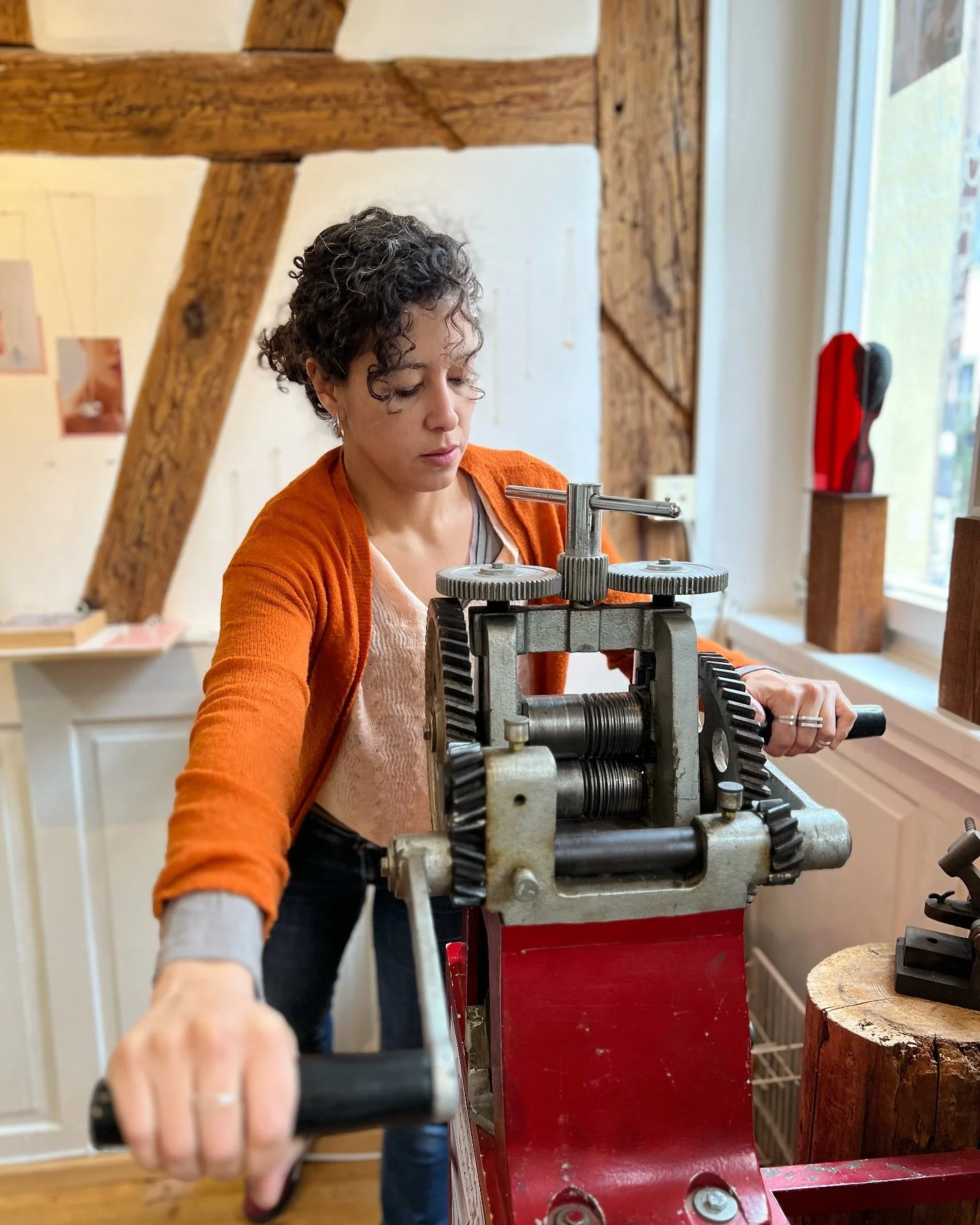 Selbst und ständig.
Ich habe mich 2018 für die Selbständigkeit entschieden. Nach Jahren als Vollzeit-Mama wollte ich endlich wieder arbeiten – aber mit Flexibilität. Mein Kleiner war noch im Kindergarten, mein Ex-Partner st