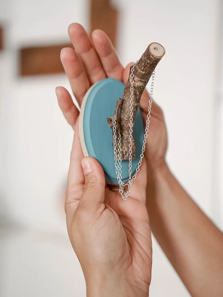 Manchmal entstehen neue Ideen, weil einem selbst etwas fehlt. ✨

So ging es mir mit meinen Schmuckhaken: Ich fand keinen sch&ouml;nen, &auml;sthetischen Schmuckst&auml;nder &ndash; also entwarf ich meinen eigenen. 

Mit Holz, kleinen &Auml;sten und z