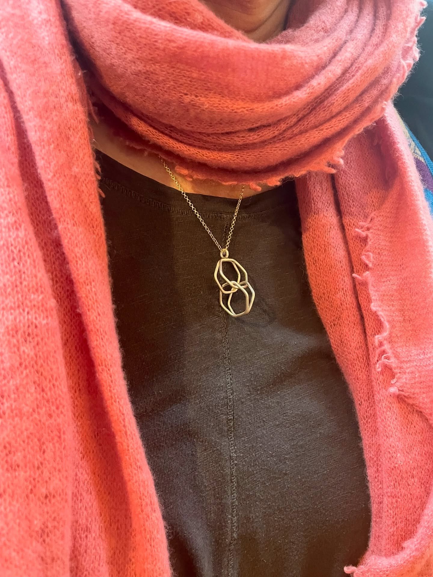 Gerade, wenn man denkt, die Kollektion sei fertig, kommt eine besondere Kundin und sagt:
&sbquo;Ich liebe diese Ohrringe, aber ich trage keine, k&ouml;nntest du sie vielleicht als Anh&auml;nger umwandeln?&lsquo; 

Und ich so: Wow, warum bin ich nicht