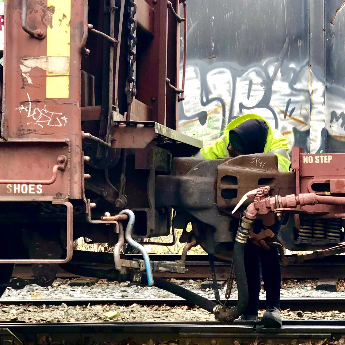 A New York and Atlantic worker couples train cars at the railroad’s Fresh Pond Yard, the eastern terminus of the Bay Ridge Branch.