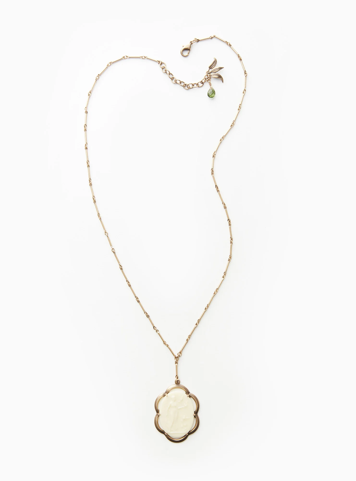 Lady_With_Dove_Chain_144.jpg