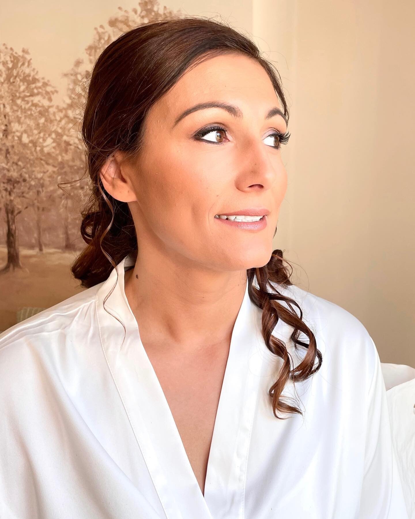 Beautiful Andreia &amp; her perfect skin💫Looking so radiant in the beautiful autumnal sunlight🌞🍂
.
The best advice I can give is to make sure you look like yourself on your Wedding day, but your most gorgeous self. Spend time on your skin to ensur