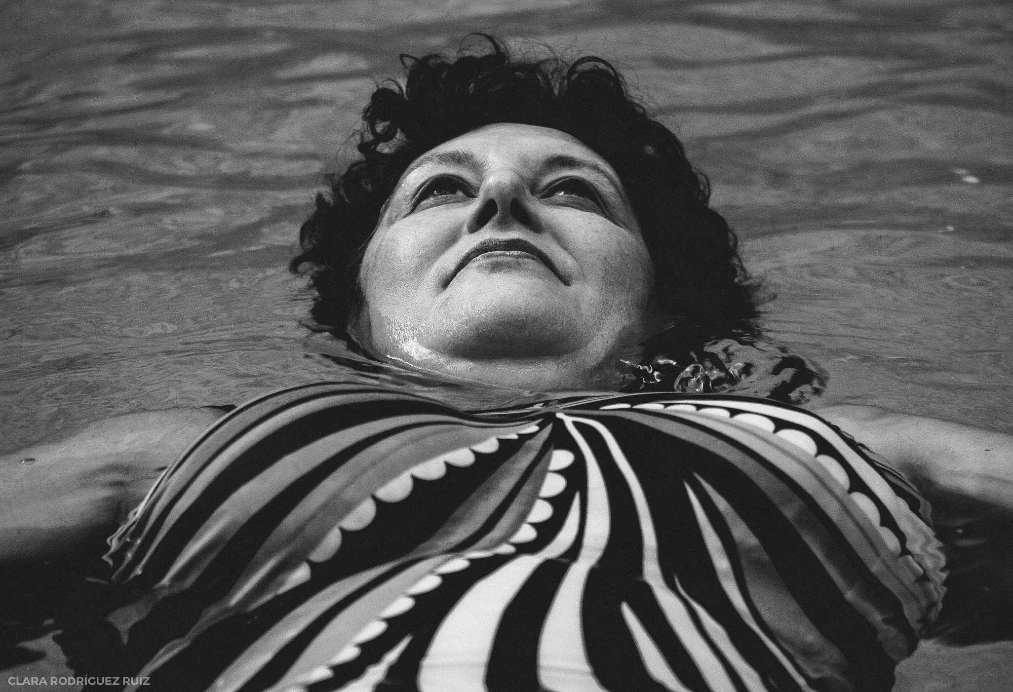 Mi madre no nada a mariposa, pero se siente una de ellas cuando nada. Libre, sobrevolando el mundo. Después de la operación, no tardó mucho en volver al agua. Es su lugar de refugio, y donde sigue perdiéndose.