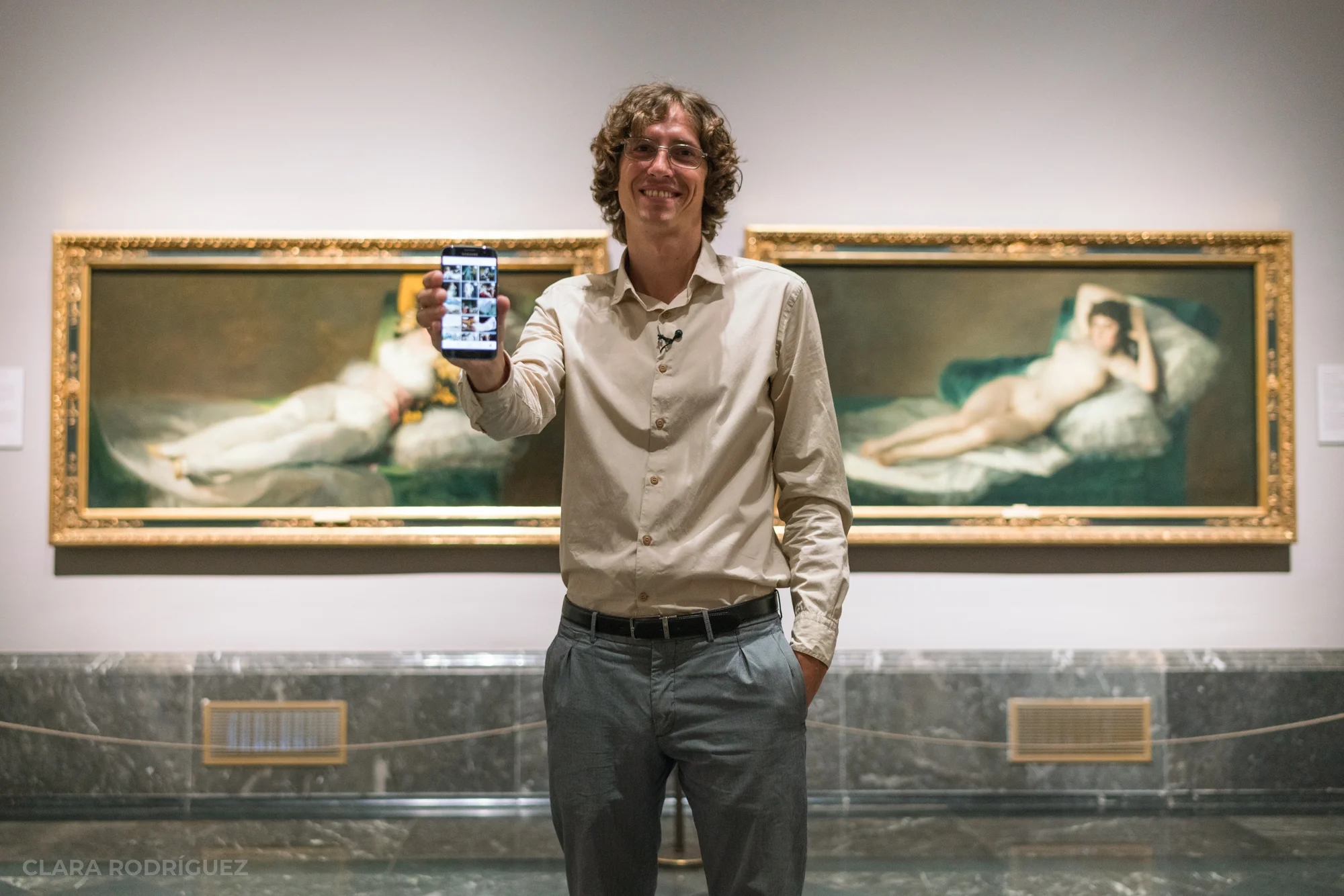 Javier Sainz de los Terreros en el Museo del Prado enseña la cuenta de Instagram que gestiona.