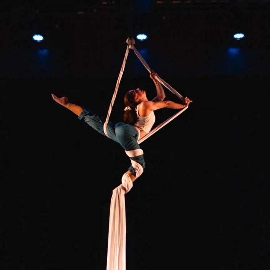 Same shape, different contexts. 

@cirquelesque 
@cirque_revolution 

#aerialsilks #customentertainment #differentlooks #contrast #comparison #corporatevstheatre